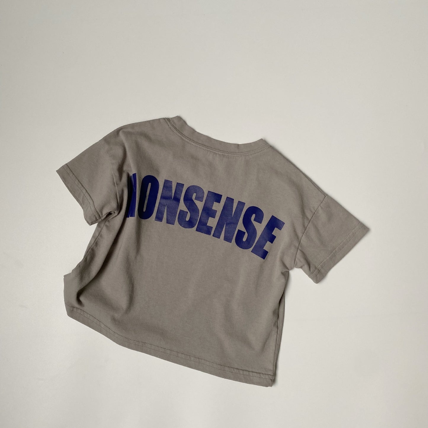 Back large letter printed short sleeved T-shirt